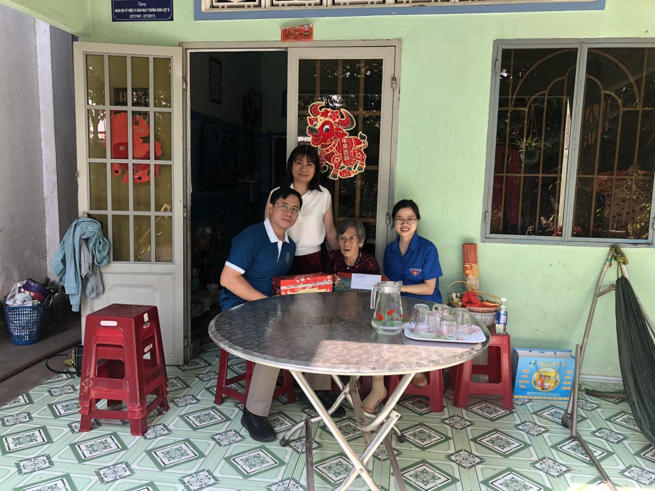 Phòng công chứng số 2 thăm bà mẹ Việt Nam Anh Hùng, bà Nguyễn Thị Săng tại Củ Chi, TP.HCM